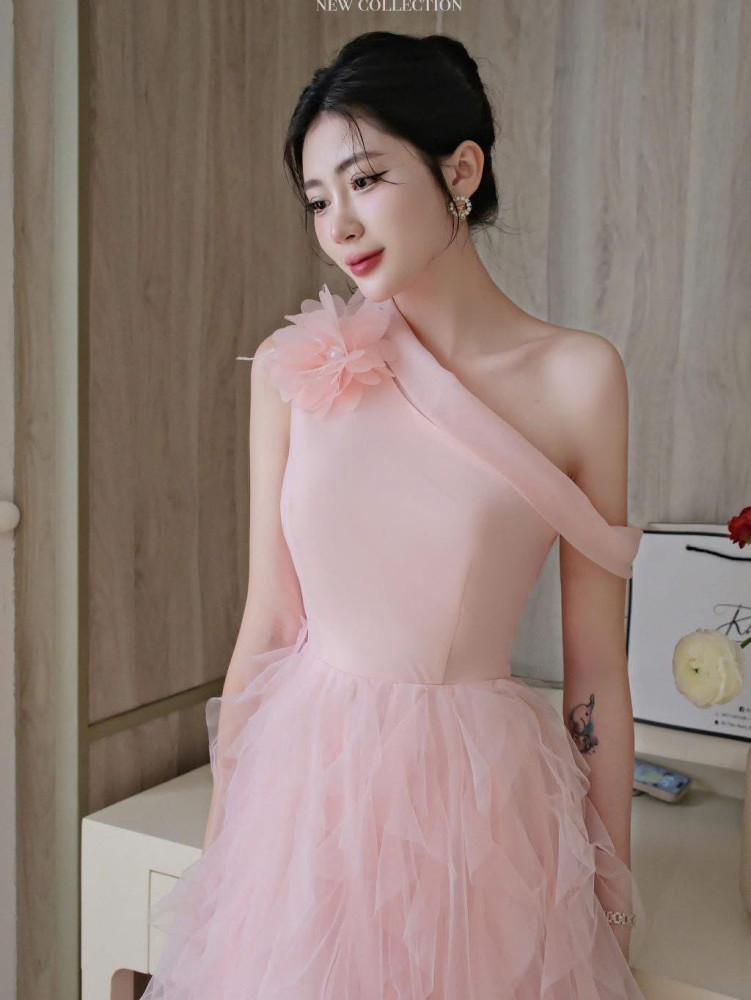 https://vayhoasim.vn/Đầm hồng lệch vai xòe tua rua KHAU - Size XL - HOXLK056
