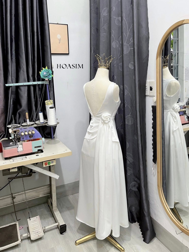 https://vayhoasim.vn/Đầm lụa queen xẻ lưng sâu HOASIM - Size S - Mã TRSHS146