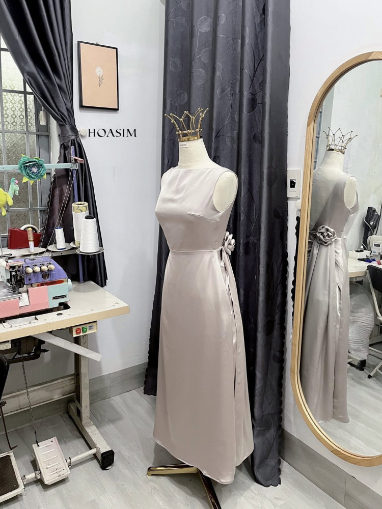 https://vayhoasim.vn/Đầm lụa queen màu ghi xẻ lưng sau HOASIM - Size S - Mã XASHS147