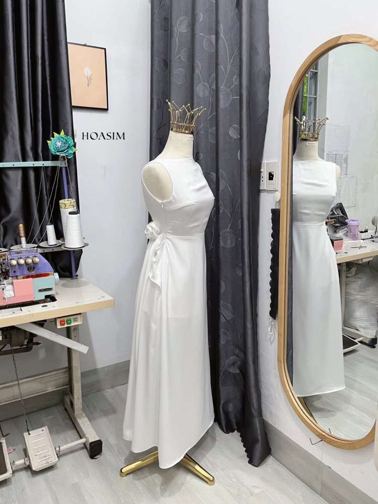 https://vayhoasim.vn/Đầm lụa queen xẻ lưng sâu HOASIM - Size S - Mã TRSHS146