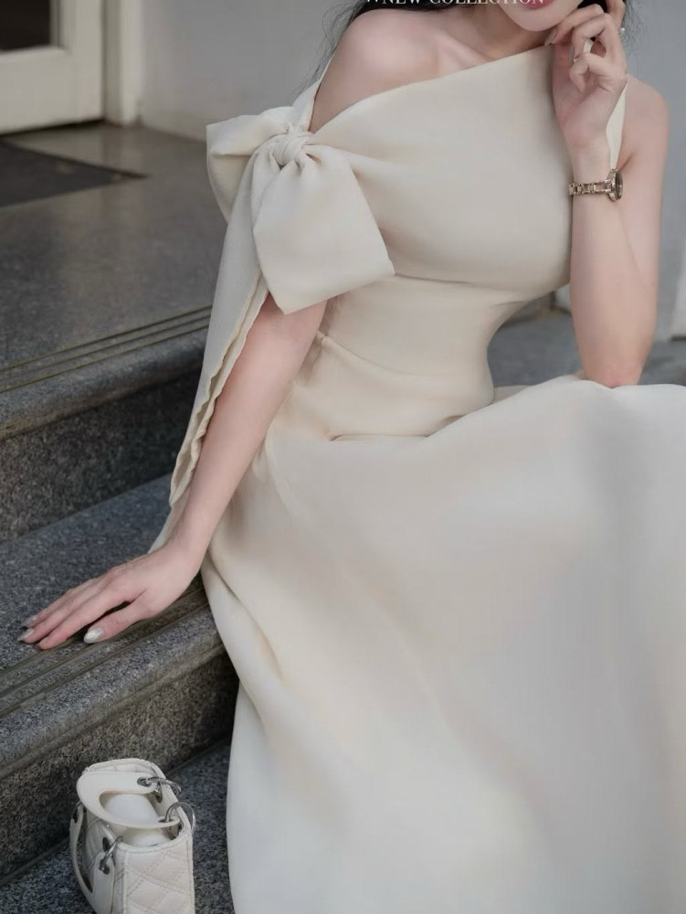 https://vayhoasim.vn/Đầm tơ xòe dài cột nơ chéo vai Size S -Mã  KESK038