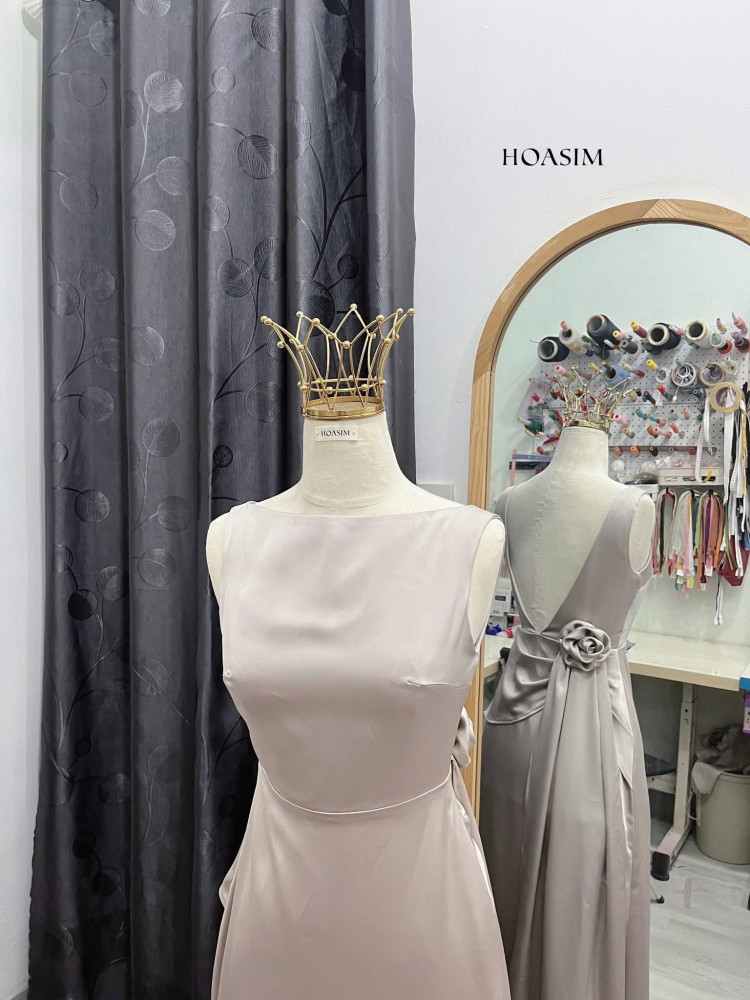 Đầm lụa queen màu ghi xẻ lưng sau HOASIM - Size S - Mã XASHS147