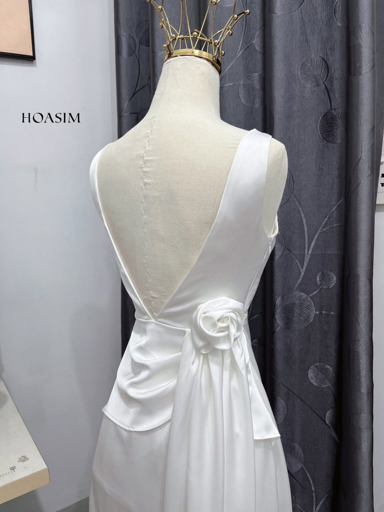 https://vayhoasim.vn/Đầm lụa queen xẻ lưng sâu HOASIM - Size S - Mã TRSHS146