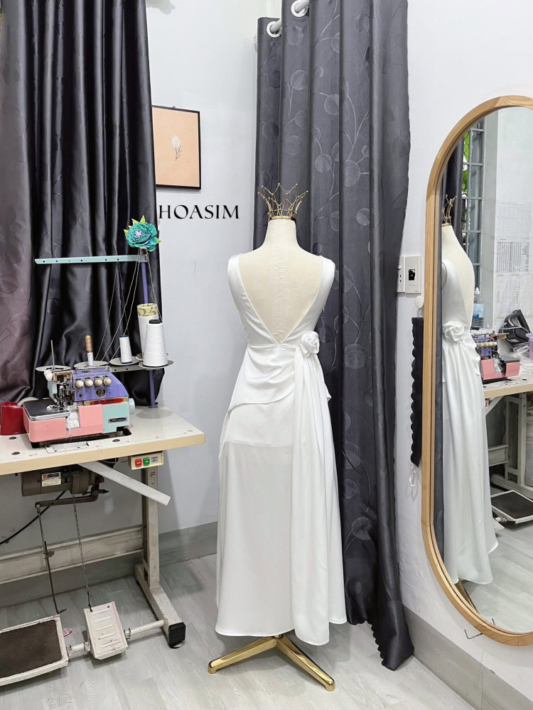 Đầm lụa queen xẻ lưng sâu HOASIM - Size S - Mã TRSHS146