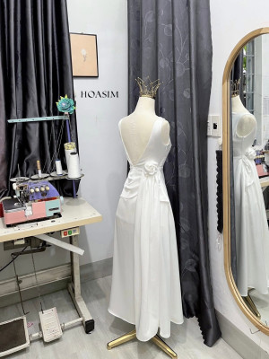 Đầm lụa queen xẻ lưng sâu HOASIM - Size S - Mã TRSHS146
