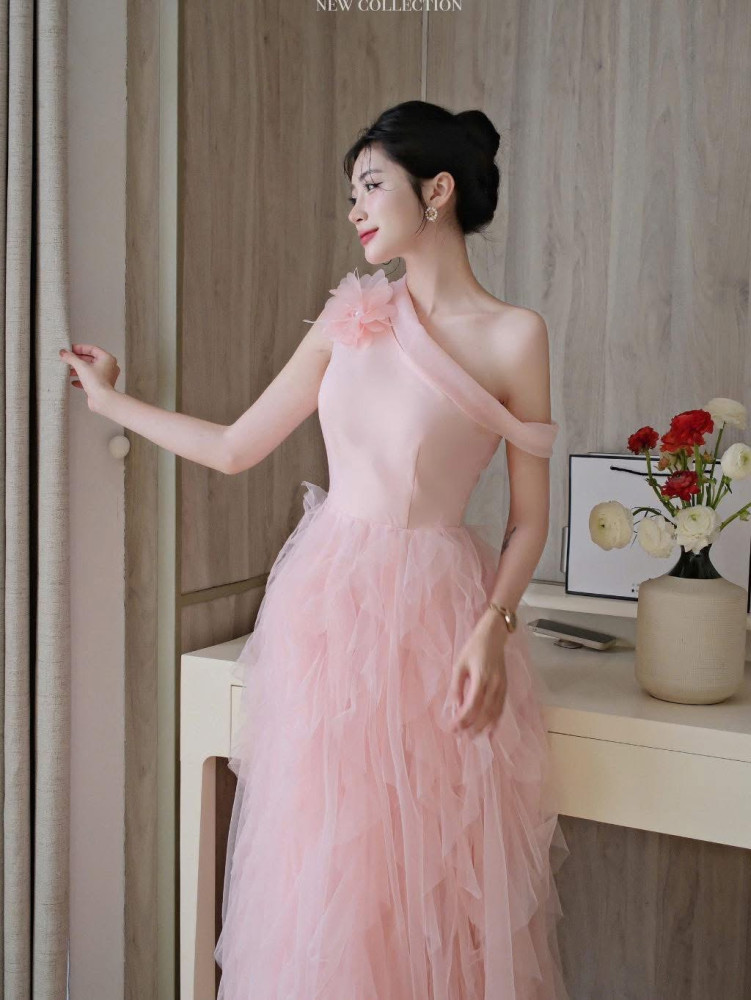 https://vayhoasim.vn/Đầm hồng lệch vai xòe tua rua KHAU - Size XL - HOXLK056
