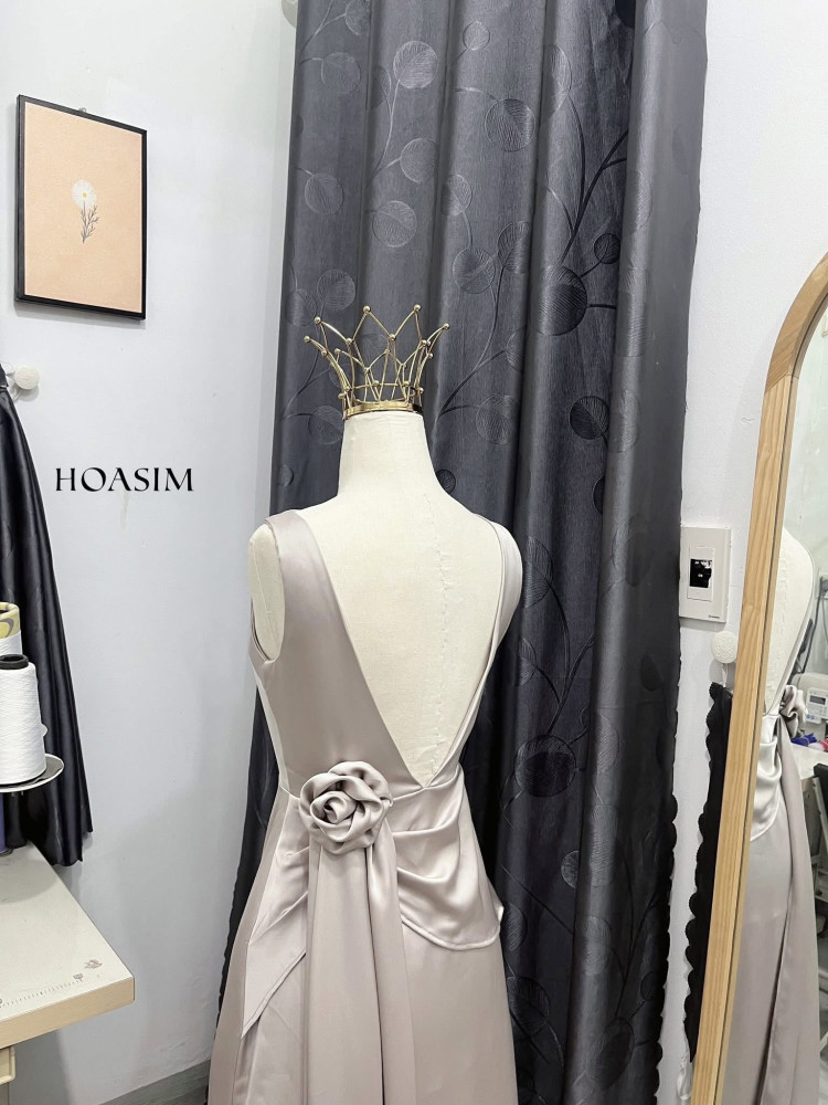 https://vayhoasim.vn/Đầm lụa queen màu ghi xẻ lưng sau HOASIM - Size S - Mã XASHS147