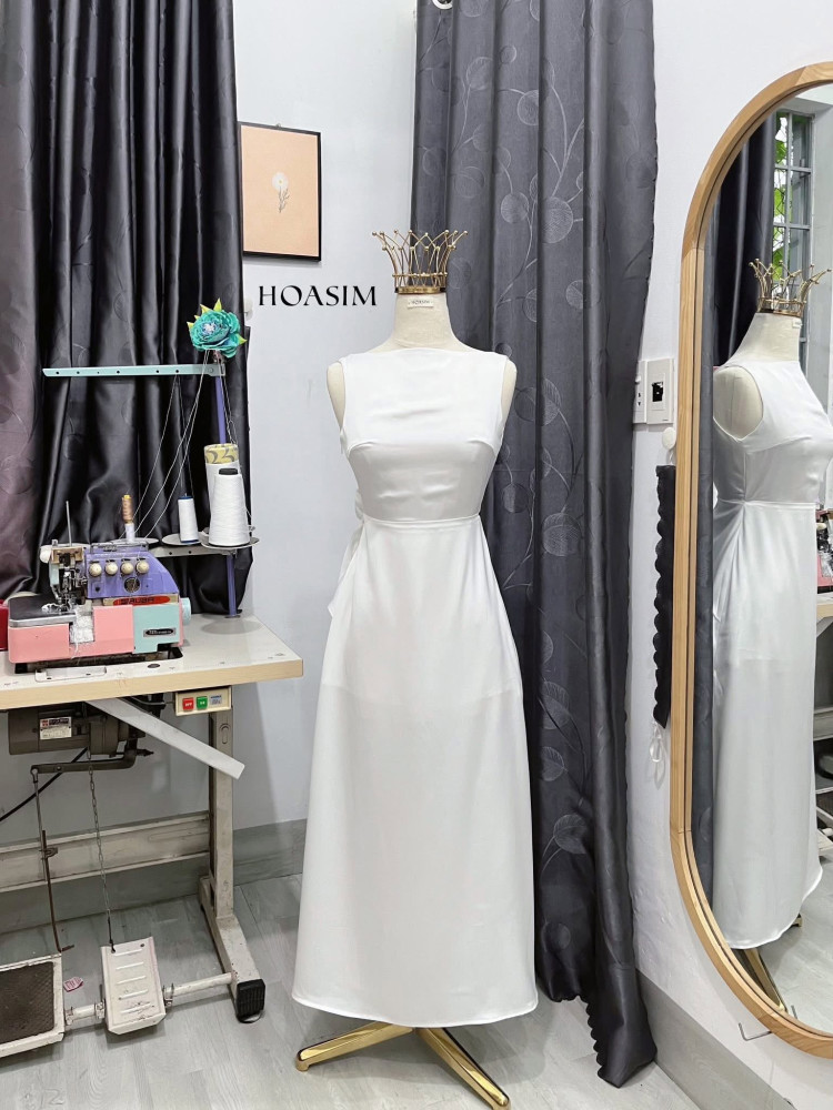 https://vayhoasim.vn/Đầm lụa queen xẻ lưng sâu HOASIM - Size S - Mã TRSHS146